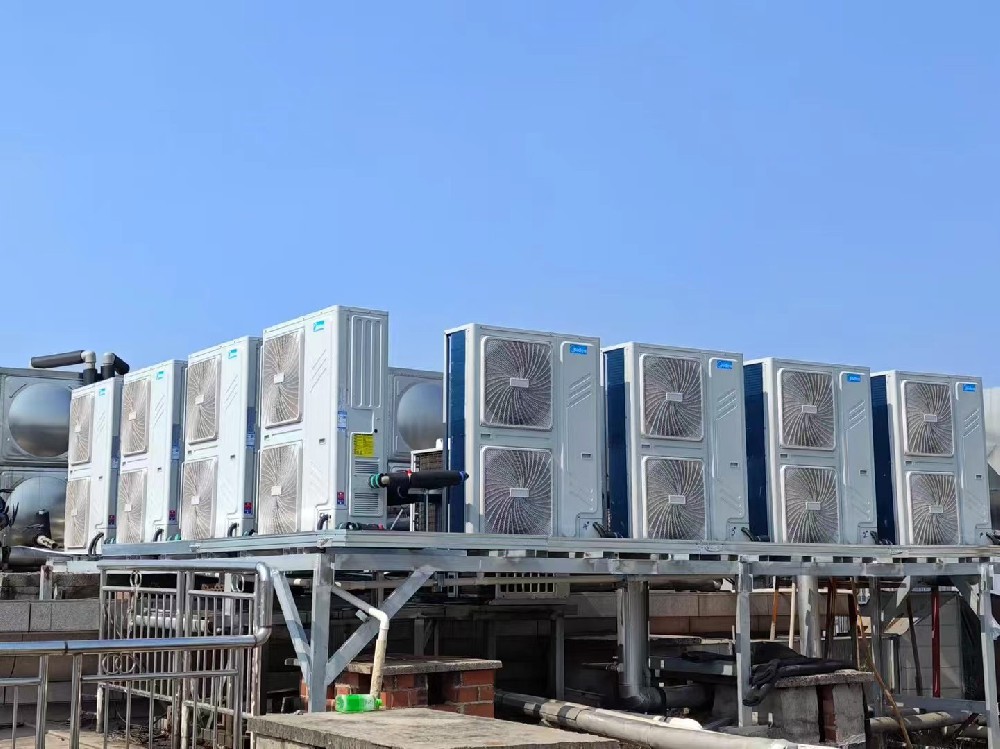 廣西美的空氣能熱水系統(tǒng)，為您的場(chǎng)所提供高效節(jié)能的熱水解決方案！